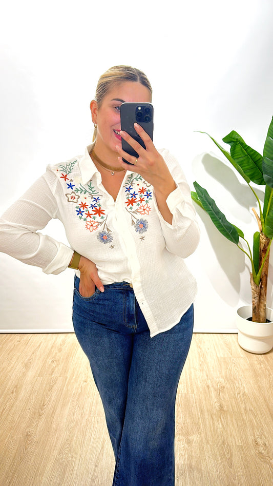 Blusa flor bordado